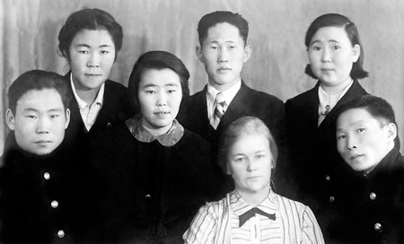 А.П. Путинцева со студентами Института народов Севера  (г. Ленинград). 1937